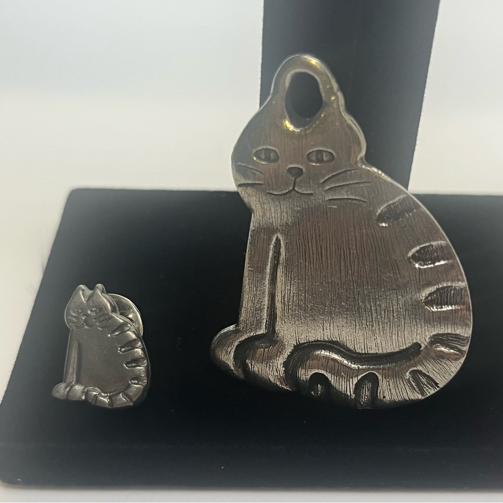 Vintage Danforth Barn Cat and Purr Pewter Keychain Keyring also lapel pin.